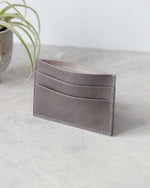 Charger l&#39;image dans la galerie, Leather Cardholder, 5 slots, Gray, Front view
