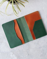 Charger l'image dans la galerie, Leather Passport Cover, Green and Tan, Empty view

