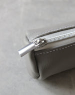 Charger l&#39;image dans la galerie, Leather Pencil Case, Zipper, Gray, Detail View
