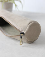 Charger l&#39;image dans la galerie, Leather Pencil Case, Zipper, Sage Green, Front View
