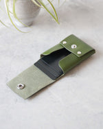 Charger l&#39;image dans la galerie, Leather Snap Cardholder, Green, Side view
