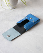 Charger l&#39;image dans la galerie, Leather Snap Cardholder, Metallic Blue, Side view
