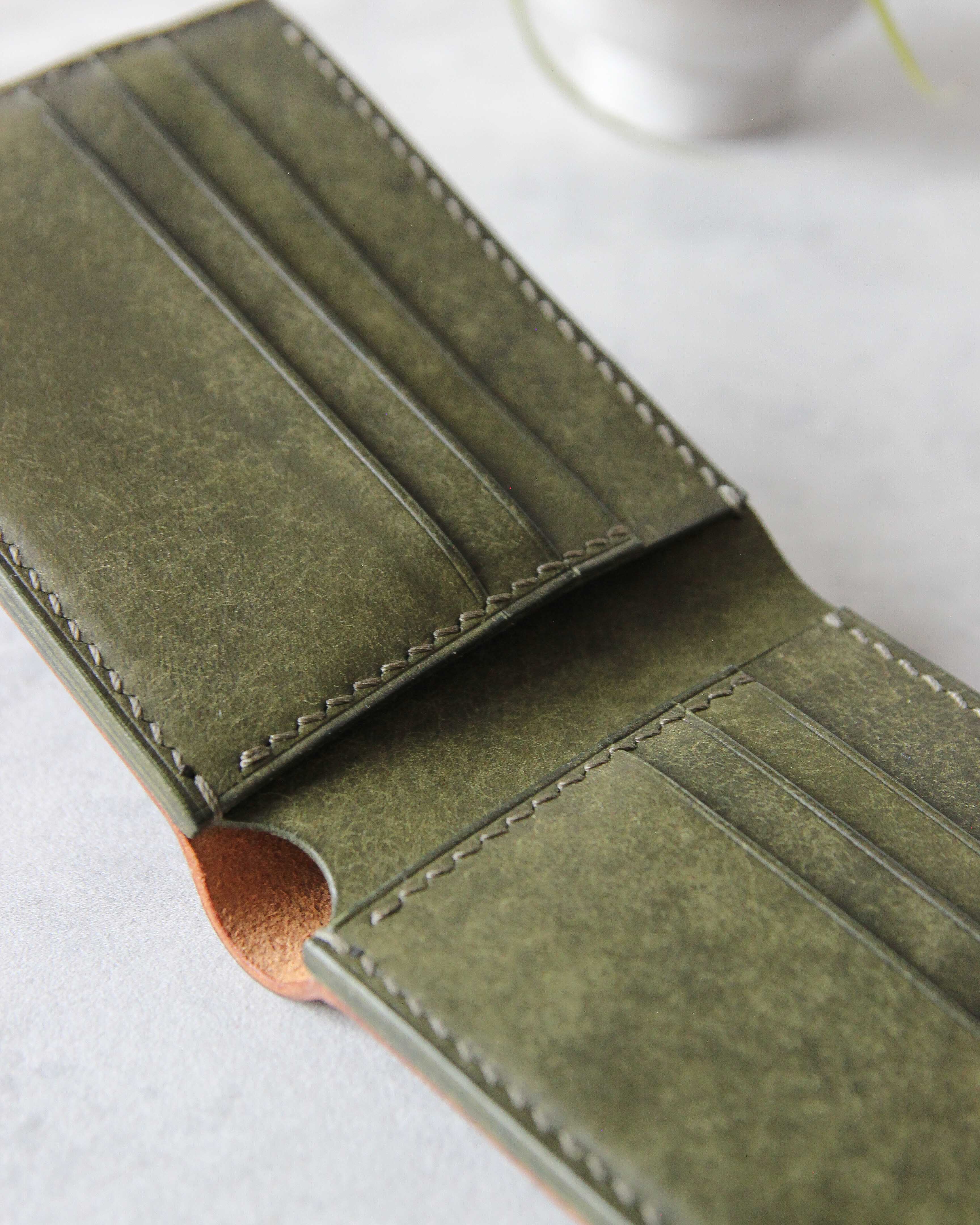 Leather Wallet, Cognac and green, 8 slots, Detail view