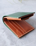 Charger l'image dans la galerie, Leather Wallet, Green and Tan, 5 slots, Integrated Coin Pouch, Slot view

