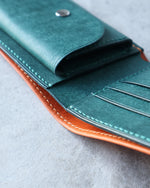 Charger l'image dans la galerie, Leather Wallet, Orange and Teal, 5 slots, Integrated Coin Pouch, Detail view
